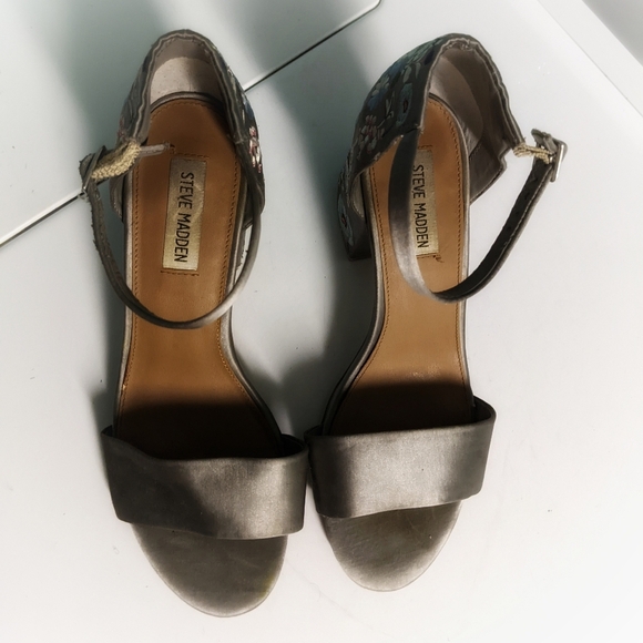 Steve Madden Silver RANIA Satin Floral Embroidered Block Heel Sandals Size 9.5 - Picture 5 of 7